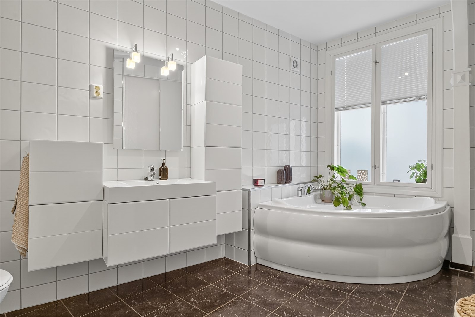 Romslig flislagt bad m/varmekabler. Galleribilde