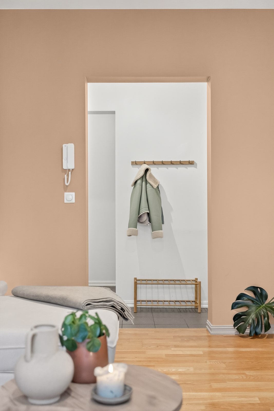 Fra stue har en adkomst til entrè/gang. Galleribilde