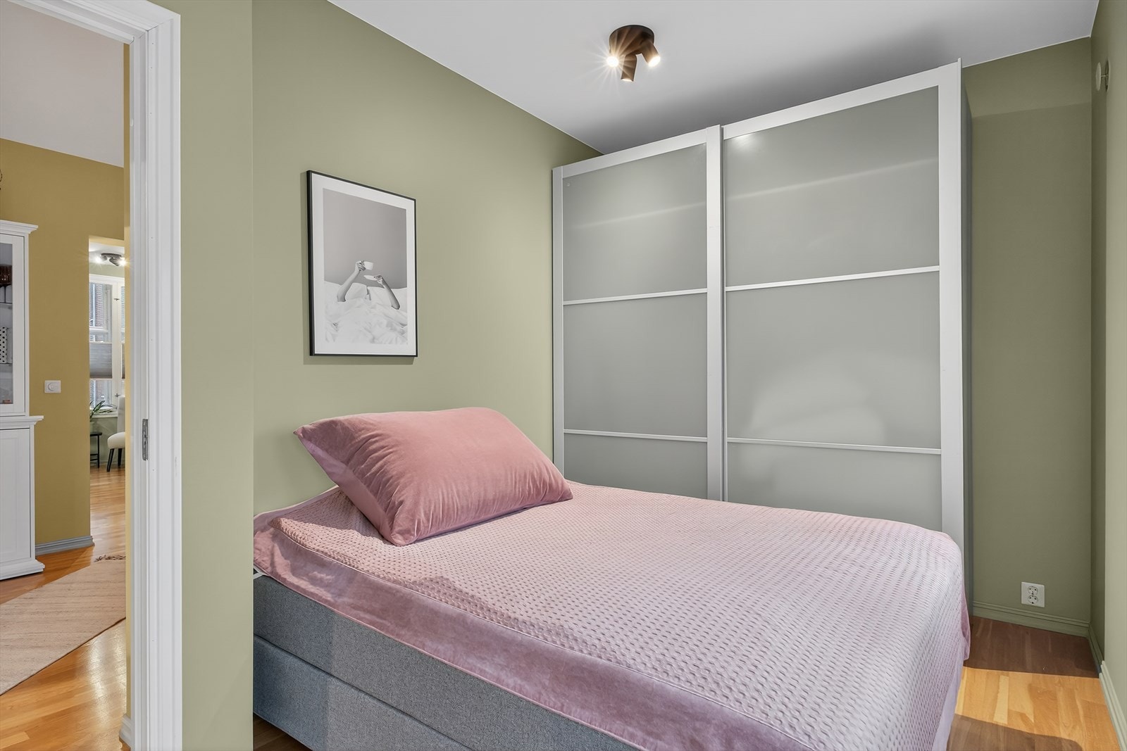 Soverom 2 med god plass til seng, samt skyvedørsgarderobe. Galleribilde