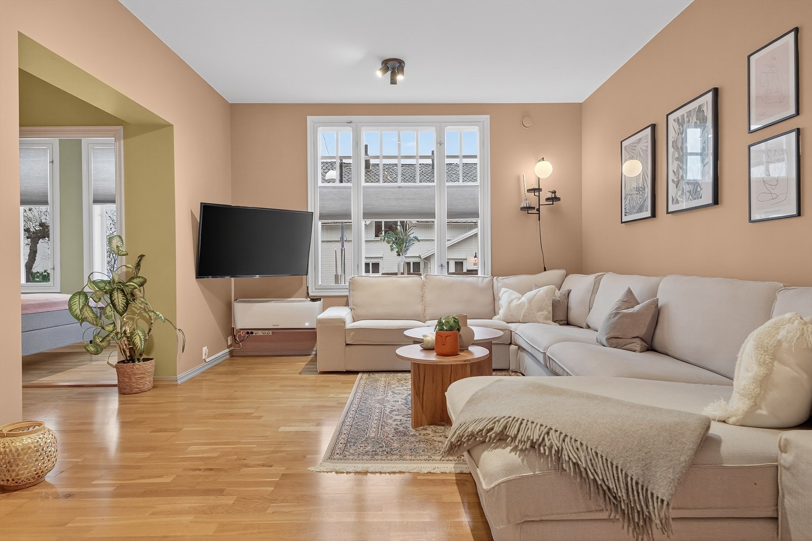 Innbydende stue med god plass til sofagruppe. Galleribilde