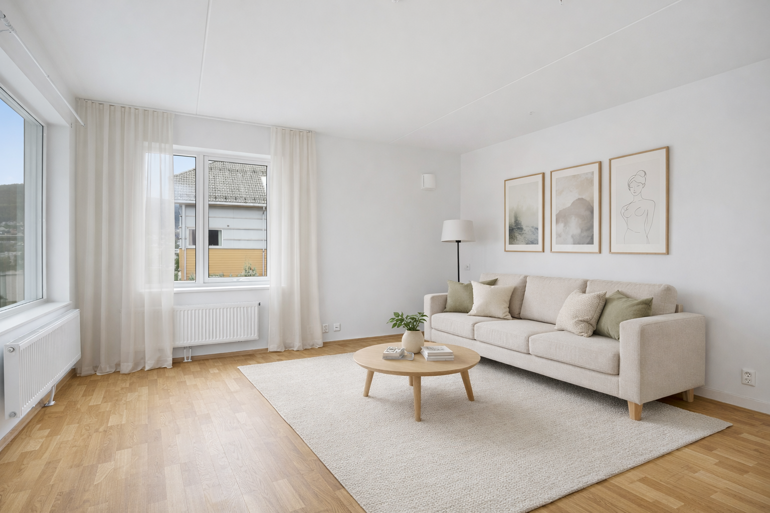 God plass til sofa og spisebord Galleribilde