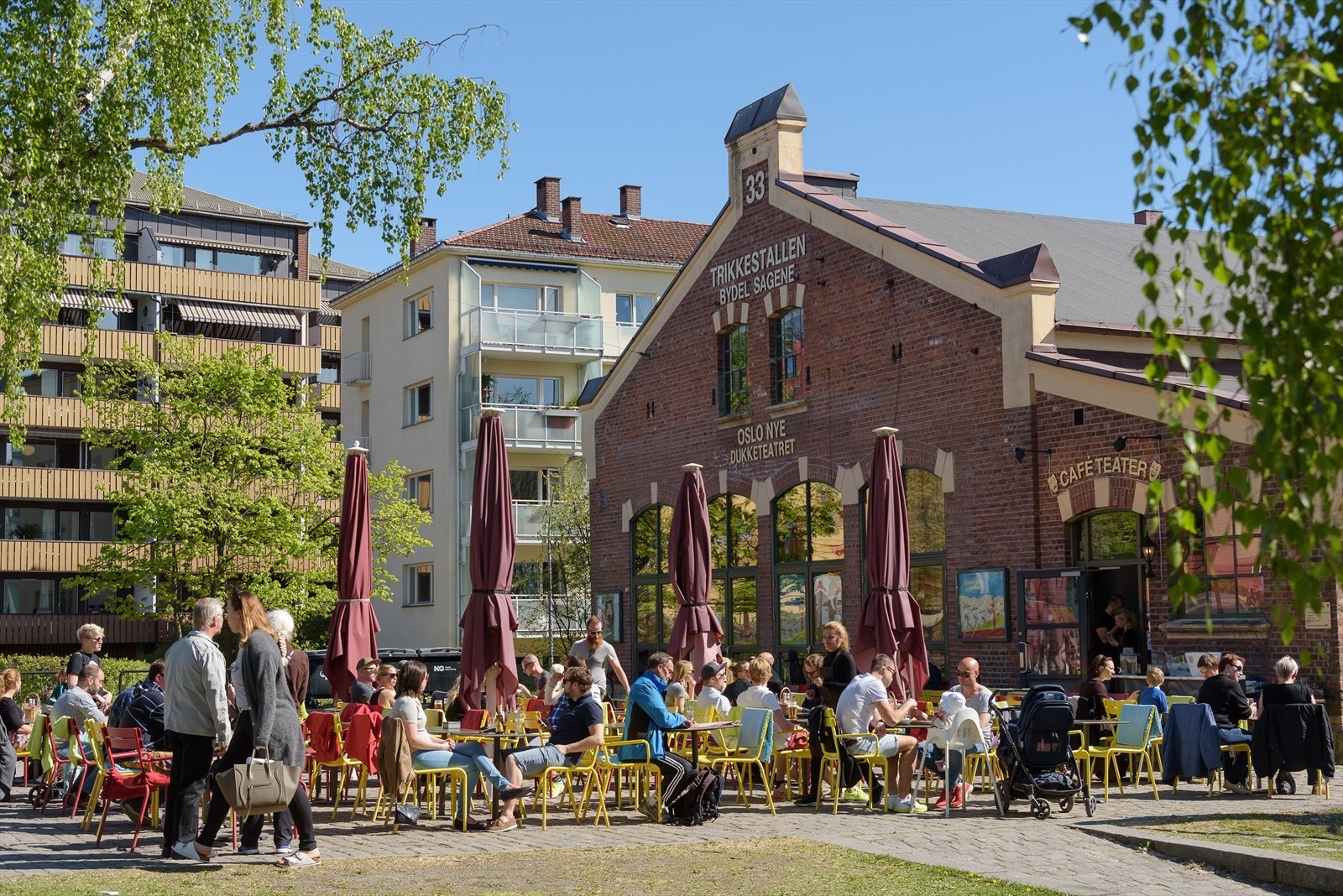 Trikkestallen er en populær restaurant og teater. Her ser vi den store og populære uteserveringen på sommerstid. Galleribilde