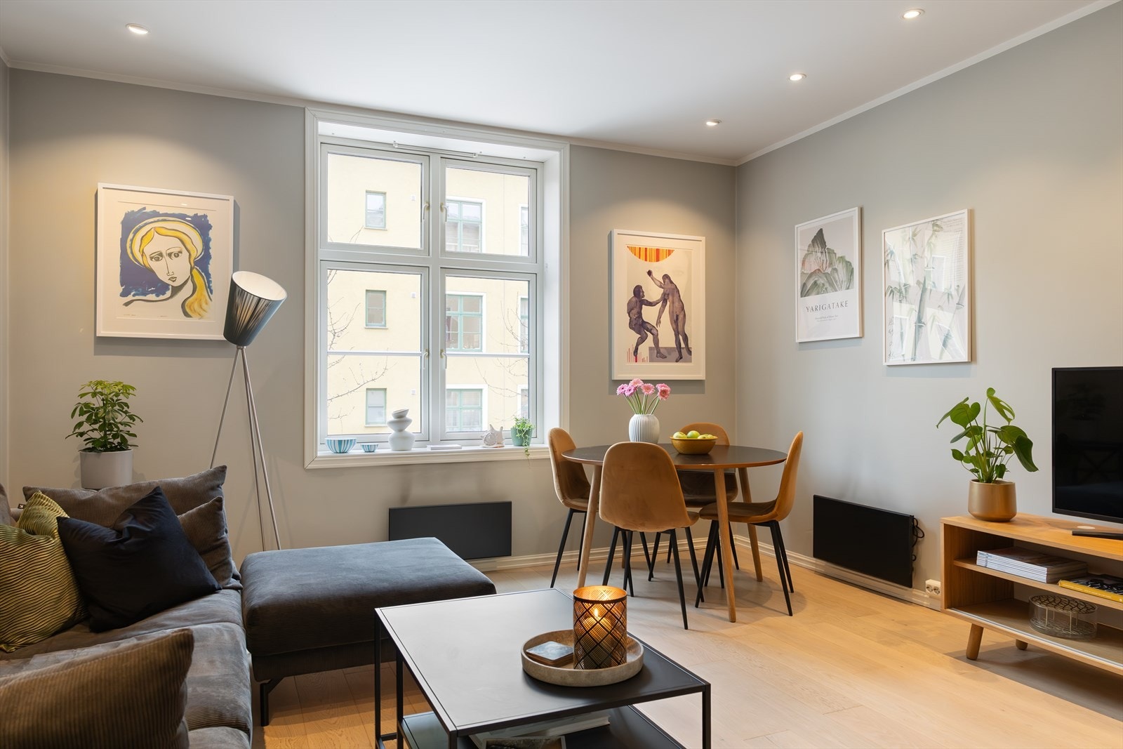 Den gode planløsningen gir fleksible møbleringsmuligheter og rom for både sofagruppe, TV-løsning og spiseplass. Galleribilde