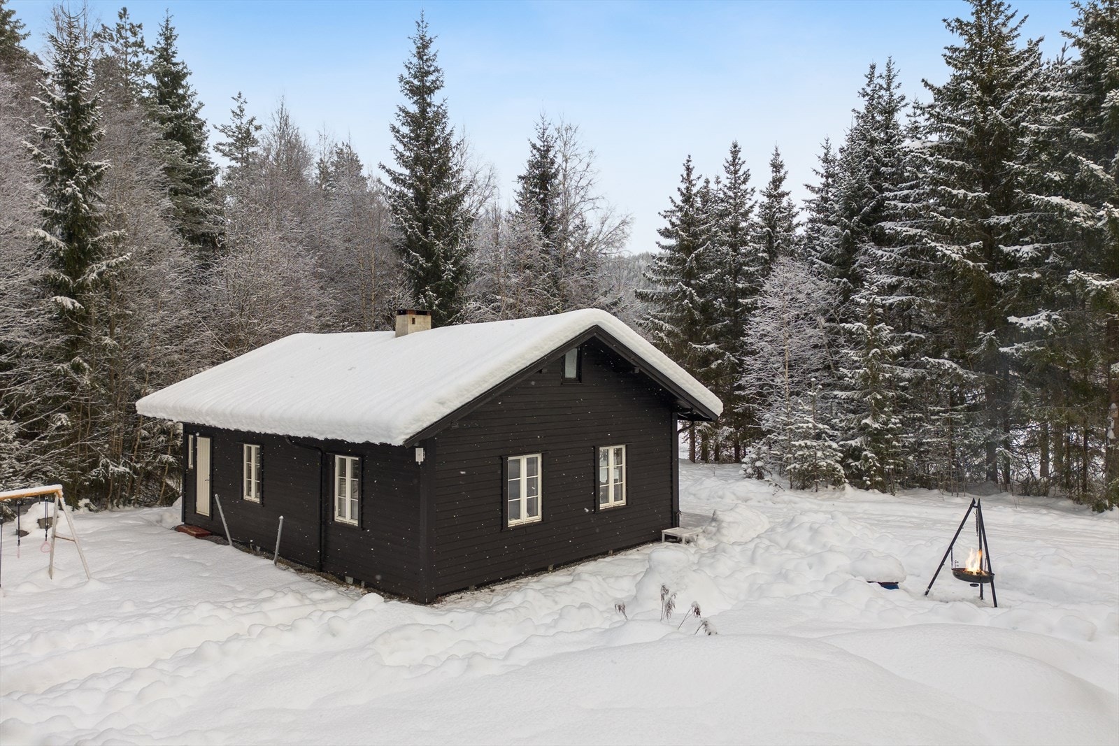Hytta har en flott og usjenert beliggenhet. Velkommen til visning! Galleribilde