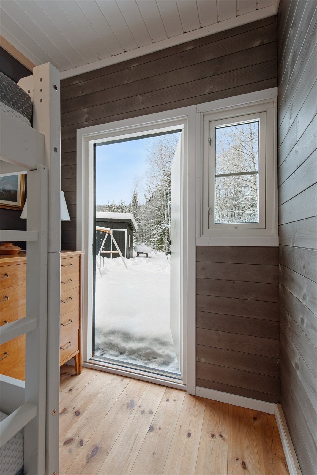 Utgang til uteområdet fra soverommet gir enkel tilgang til naturen. Galleribilde