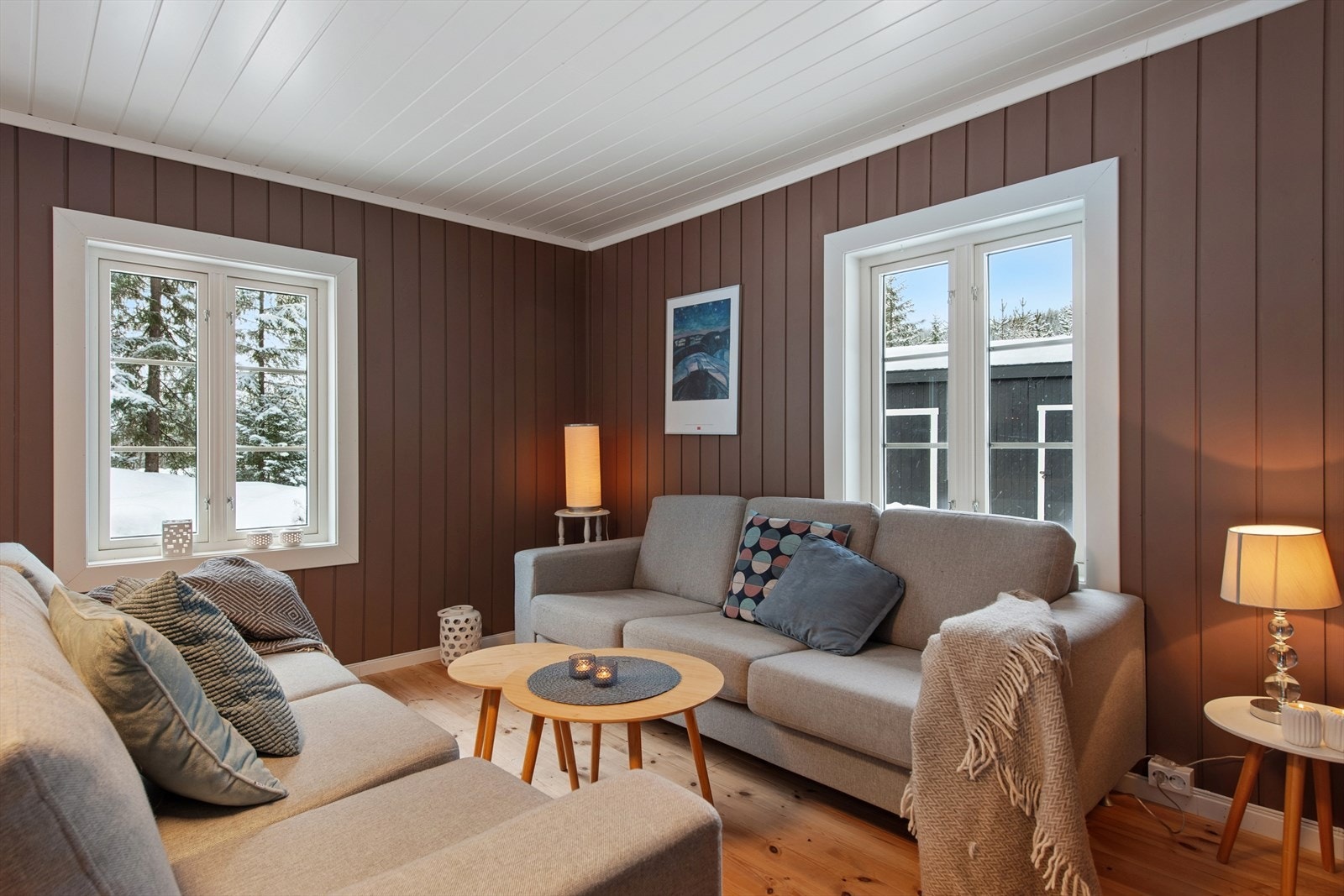 Store vindusflater slipper inn rikelig med naturlig lys og skaper en lys og luftig romfølelse. Galleribilde