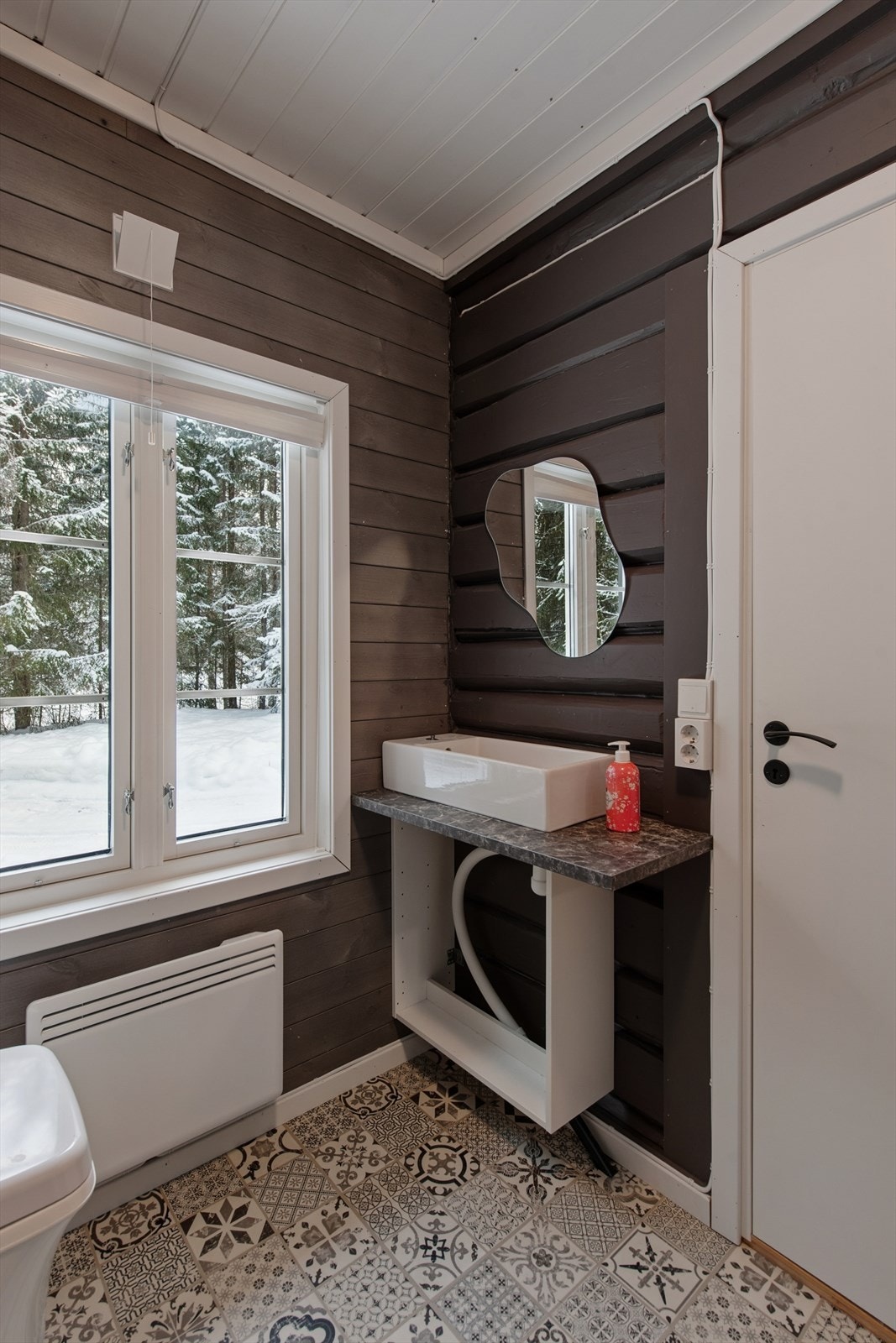 Toalettrommet er innredet med Cinderella forbrenningstoalett og enkel innredning med servant. Galleribilde