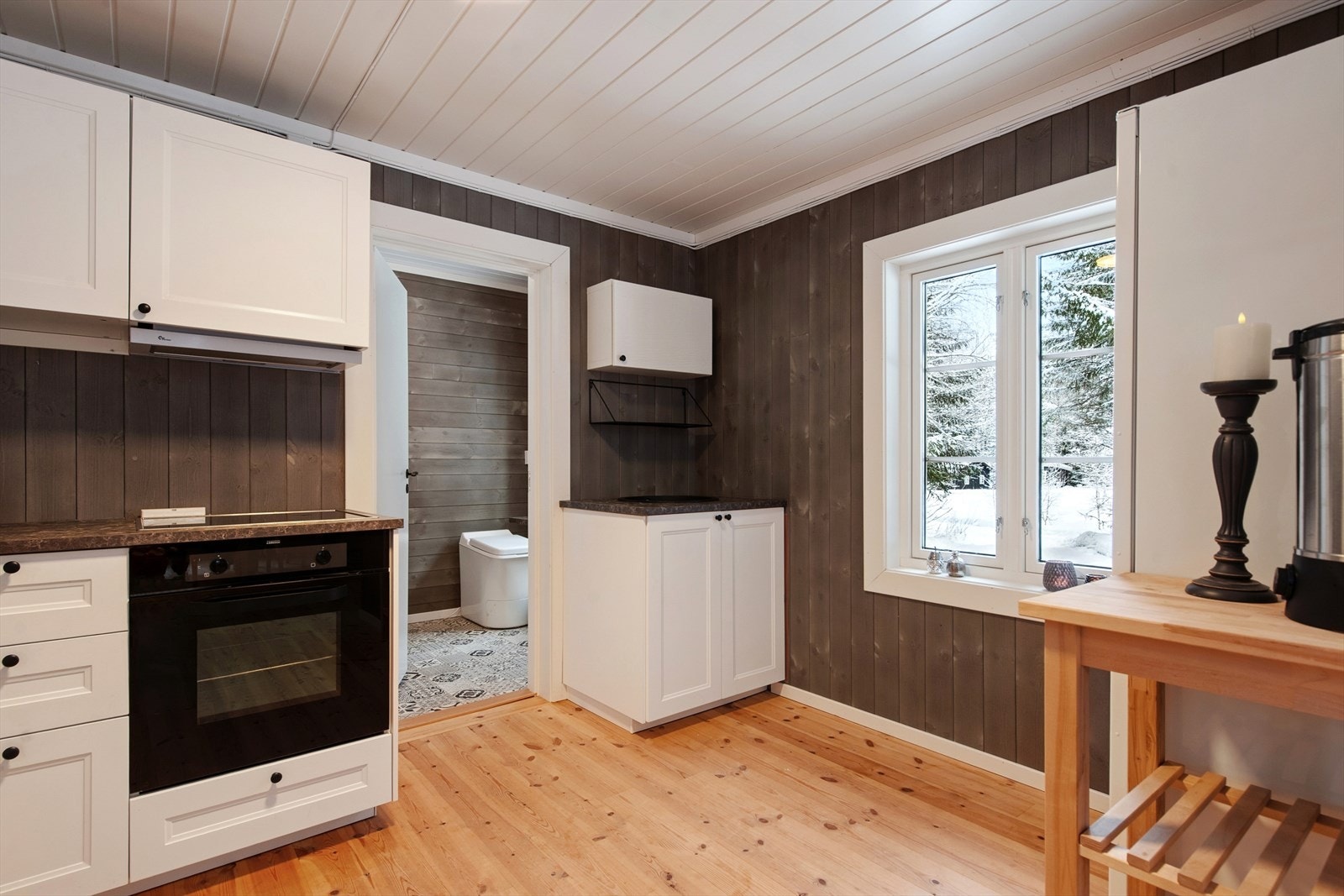 Hvitevarer som platetopp og stekeovn er integrert i innredningen. Over komfyren er det montert komfyrvakt for ekstra sikkerhet, samt kjøkkenventilator med kullfilter. Galleribilde