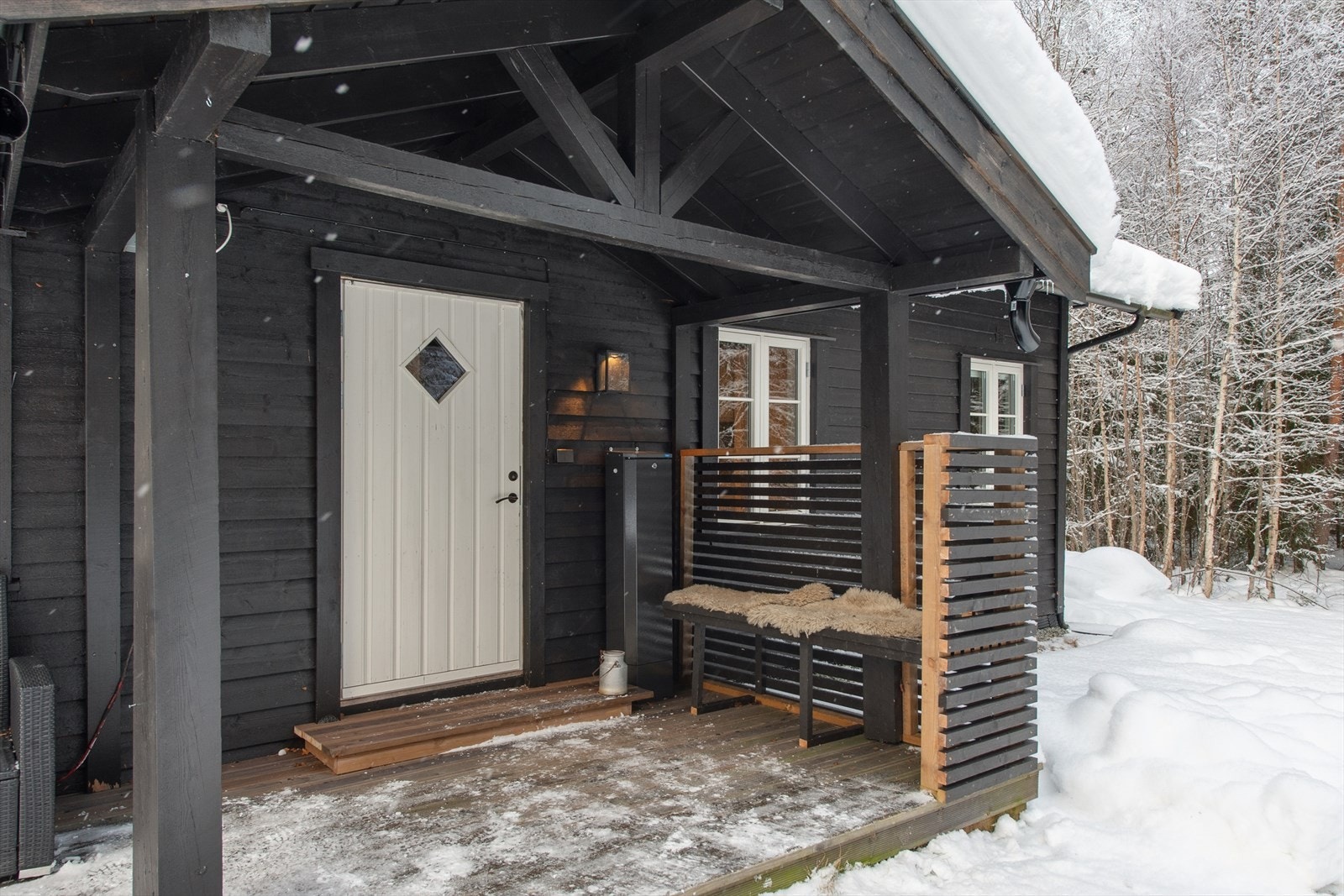 Eiendommen har en vestvendt terrasse på 11 kvm fra 2022, hvor du kan nyte gode solforhold og naturskjønne omgivelser. Galleribilde