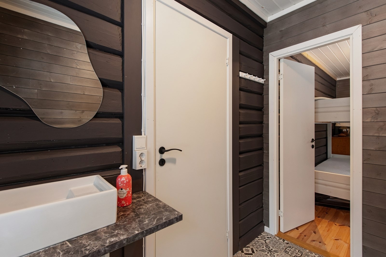 Døråpning til soverommet gir enkel tilgang fra toalettrommet. Galleribilde