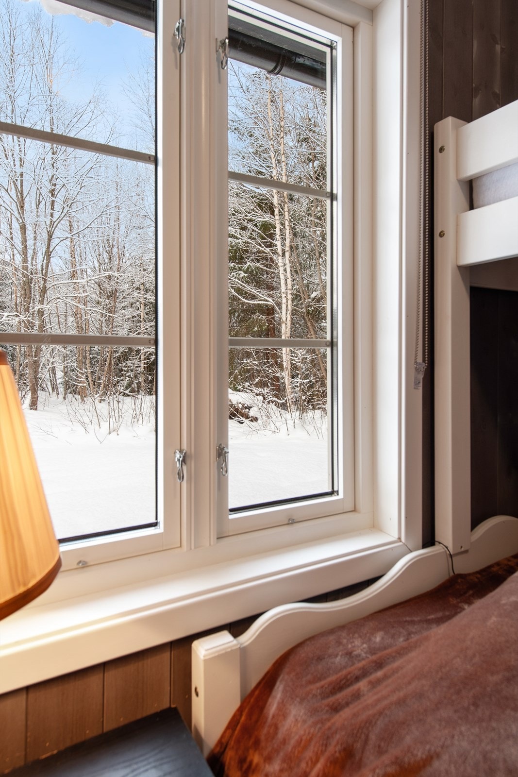 De naturskjønne omgivelsene kan nytes fra sengen. Galleribilde