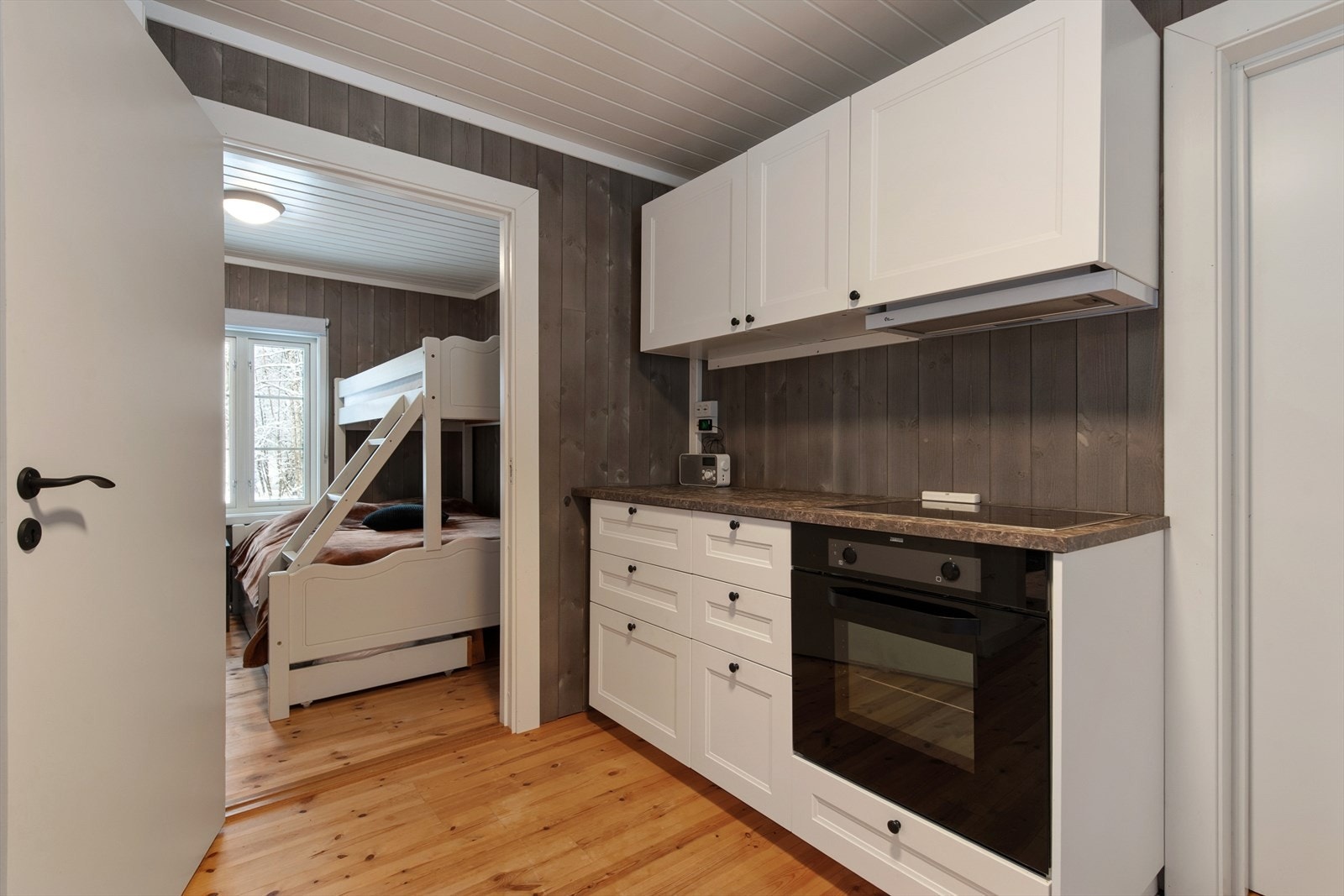 Pent kjøkken med rikelig lagringsplass i både skap og skuffer, samt godt med benkeplass. Galleribilde