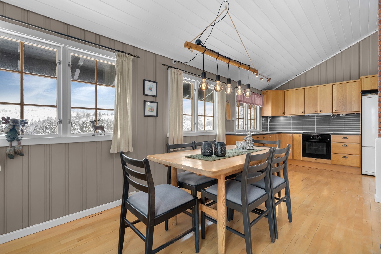 Åpen stue- og kjøkkenløsning med plass til spisebord Galleribilde