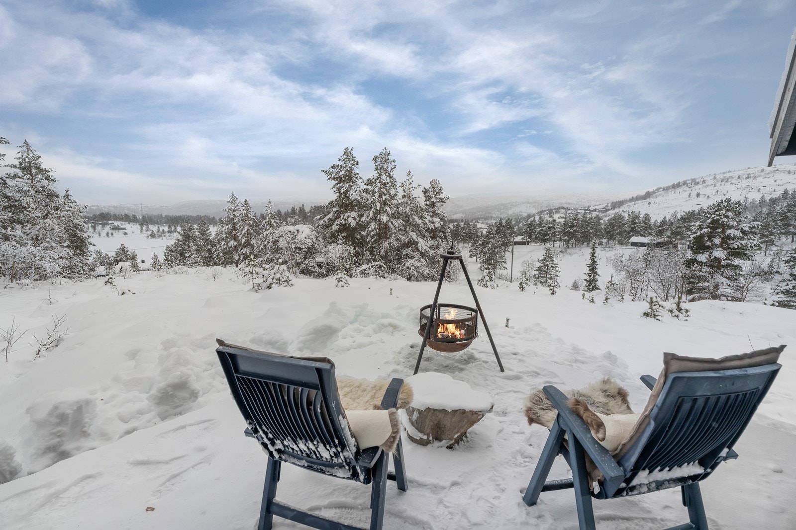 Nydelig beliggenhet med utsikt til Rundatjønna og alpinbakken Galleribilde