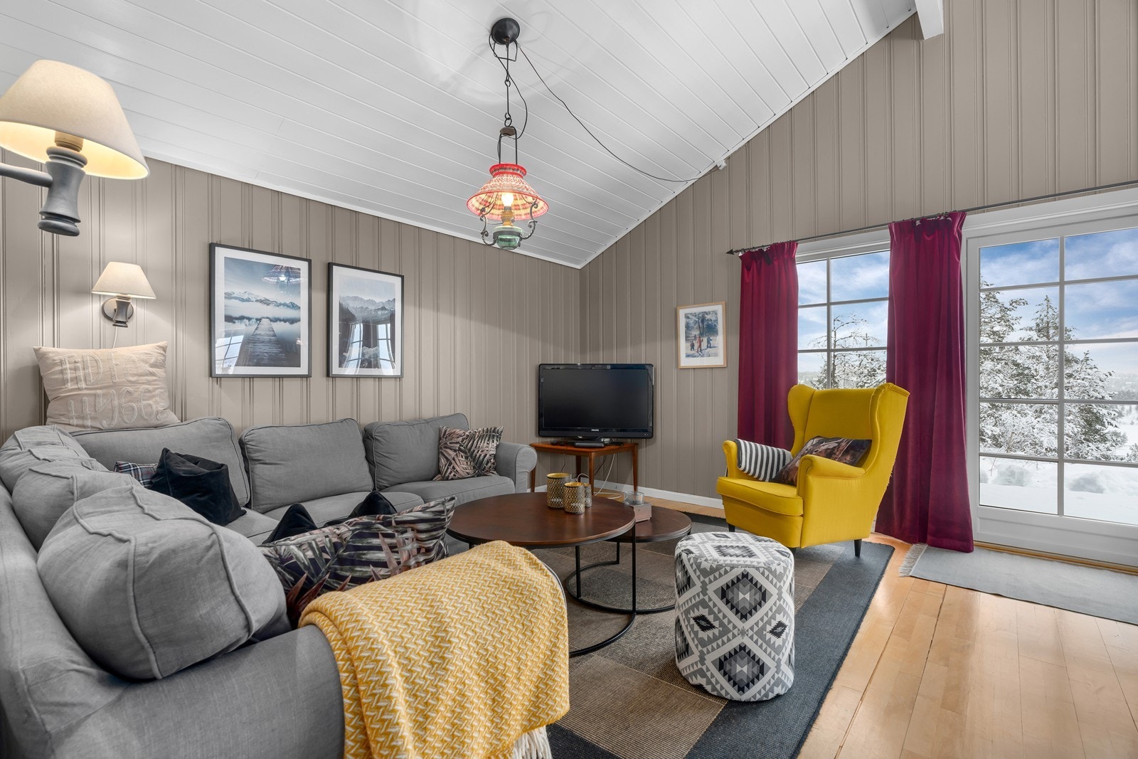 I stuen er det store vindusflater som gir godt med naturlig lys og en flott utsikt Galleribilde