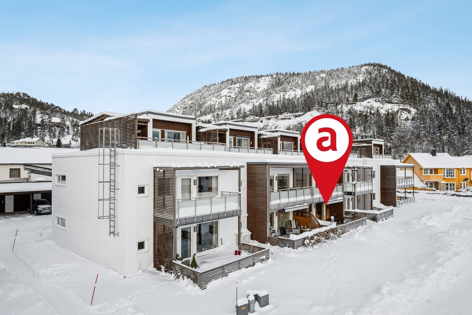 Leilighet (2021) i 1. etg. med stor veranda (23 kvm) 2 stk. soverom. Carport med bod. Galleribilde