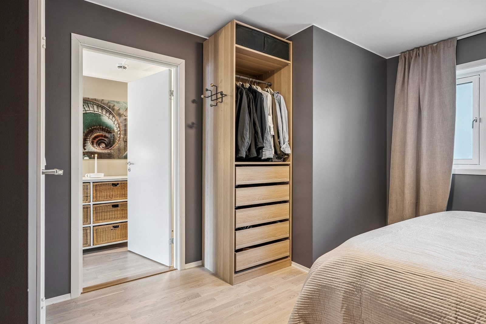 Soverom 13,5 kvm med ettermontert garderobeløsning Galleribilde