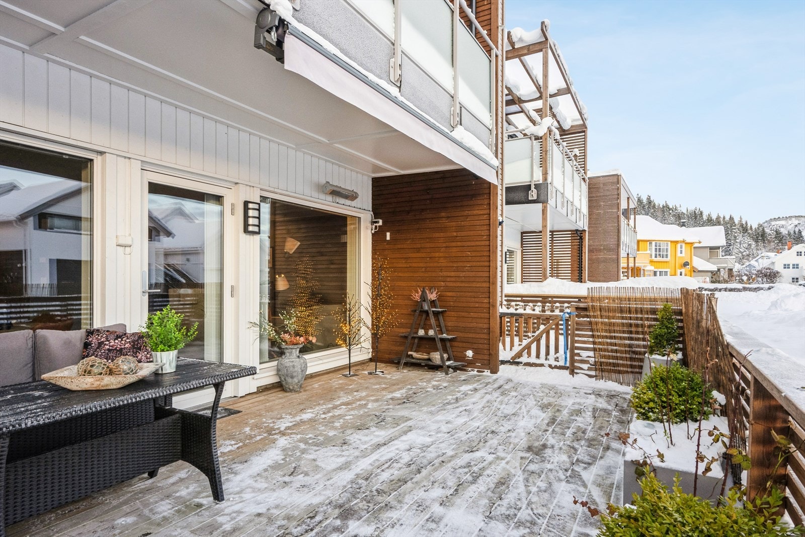 Stor skjermet veranda 23 kvm. Mekanisk markise og terrasse varmer. Kort veg til gang promenaden langs sjøen inn til sentrum. Galleribilde