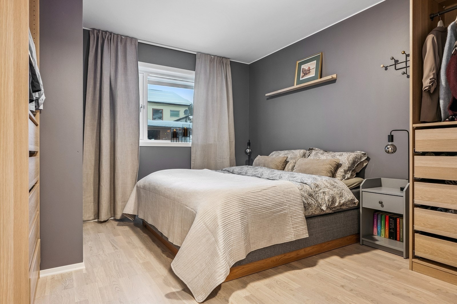 Stort hovedsoverom på 13,5 kvm. Flott garderobe Galleribilde