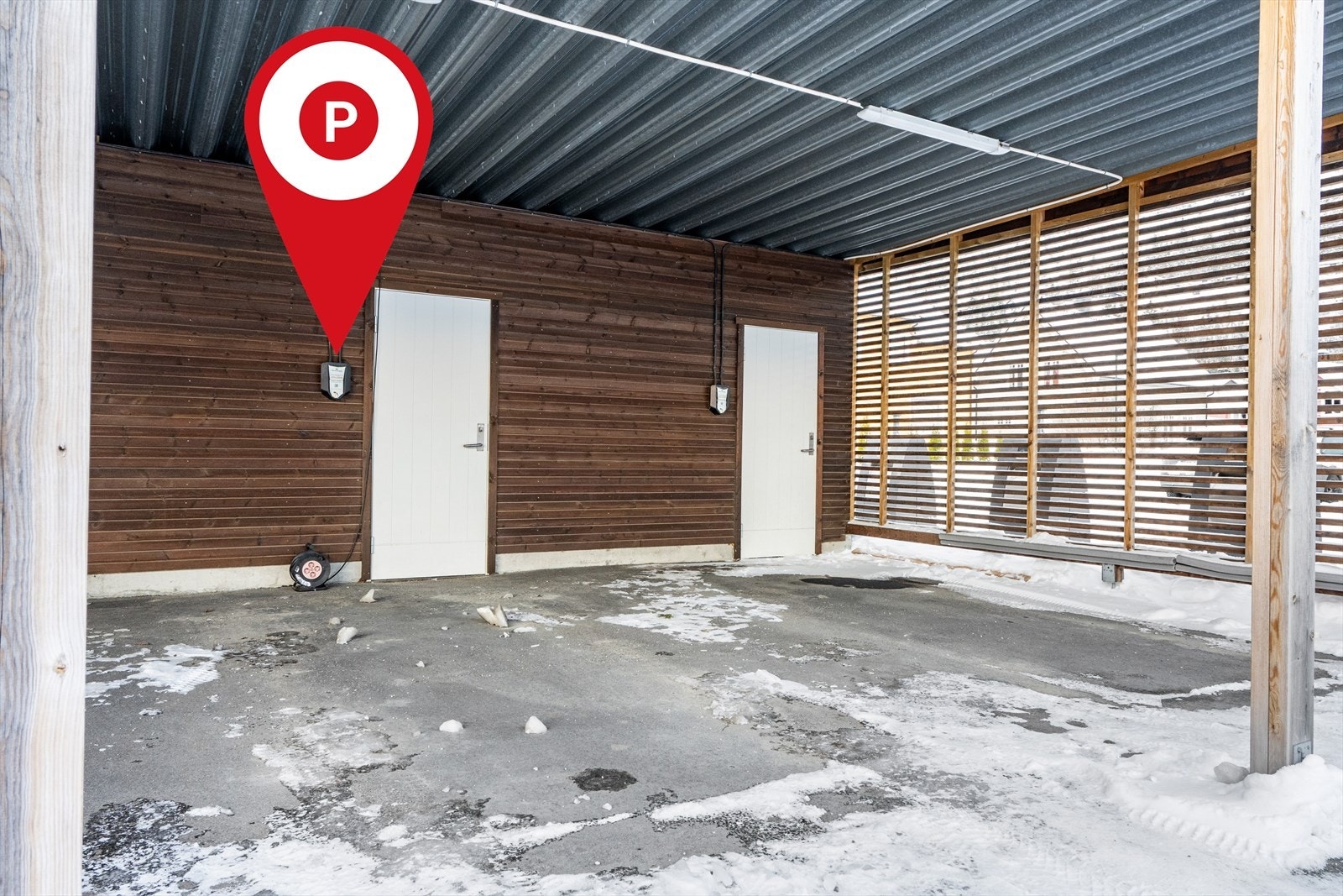 Carport med bod. Klargjort for el-bil lader Galleribilde