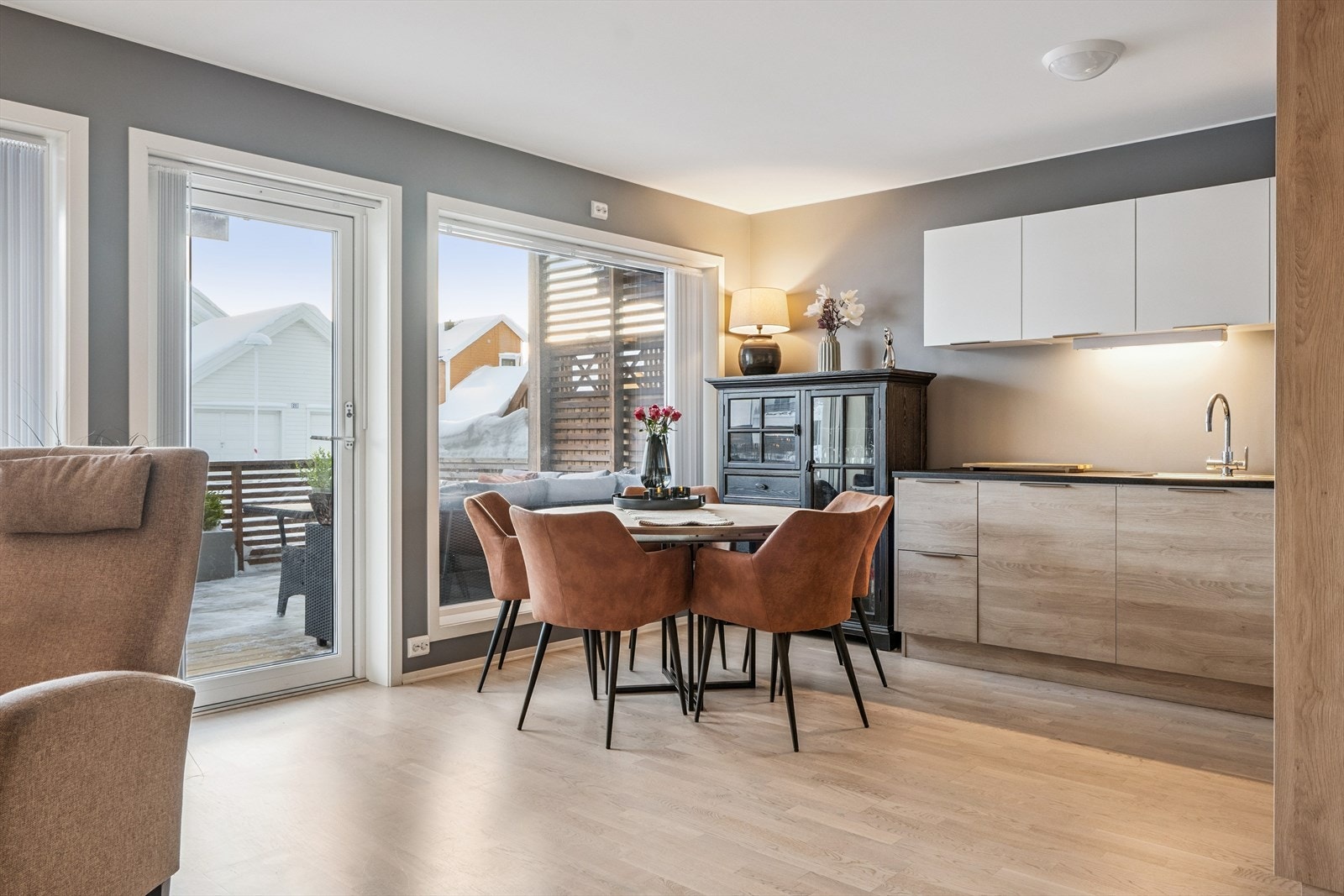 Spiseplass kjøkken. Store vindusflater mot veranda. Galleribilde