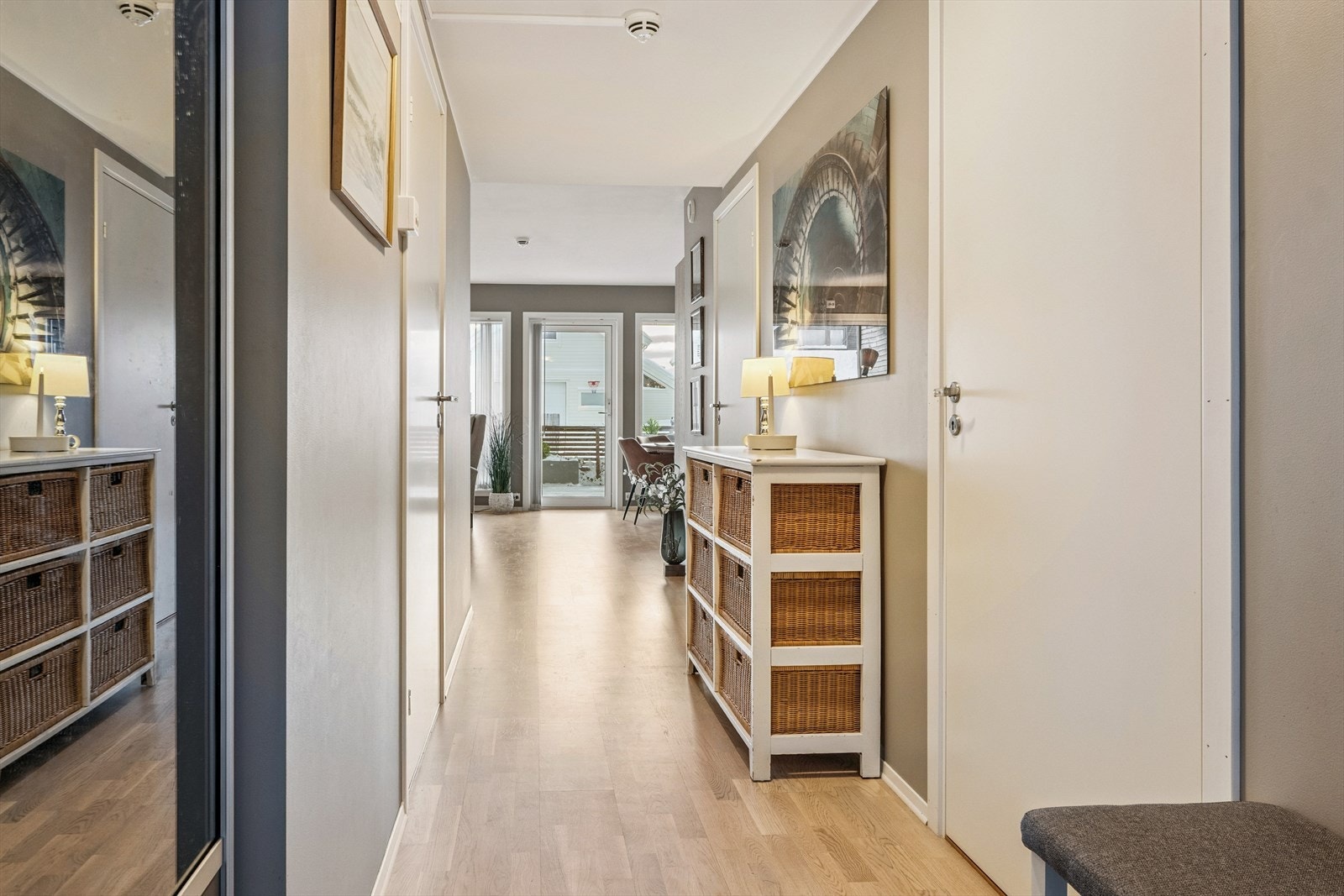 Felleskostnad inkl: Oppvarming leilighet (Vannbåren
gulvvarme), forbruk varmt vann, elektroniske fellesavtaler (tv/
internett), drift, renter andel fellesgjeld, vedlikehold, kommunale
avgifter, og energi i fellesareal m.m. Galleribilde