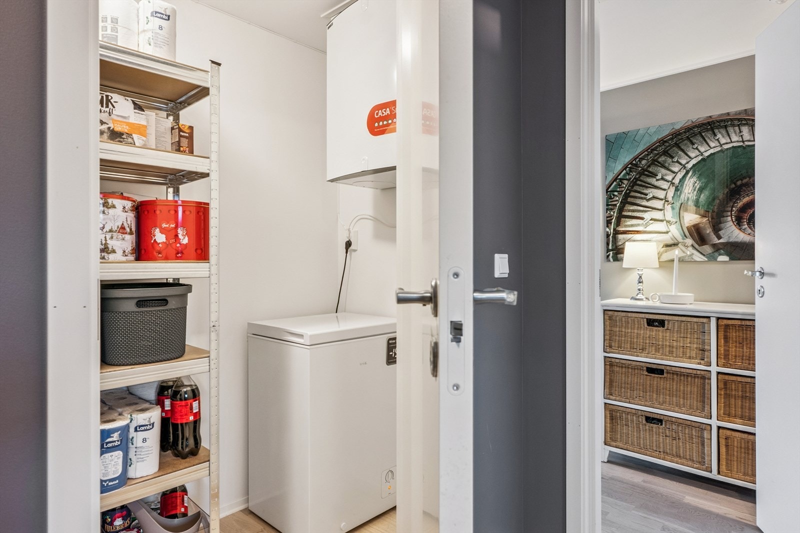 Felleskostnad inkl.: Oppvarming leilighet (Vannbåren
gulvvarme), forbruk varmt vann, elektroniske fellesavtaler (tv/
internett), drift, renter andel fellesgjeld, vedlikehold, kommunale
avgifter, og energi i fellesareal m.m. Galleribilde