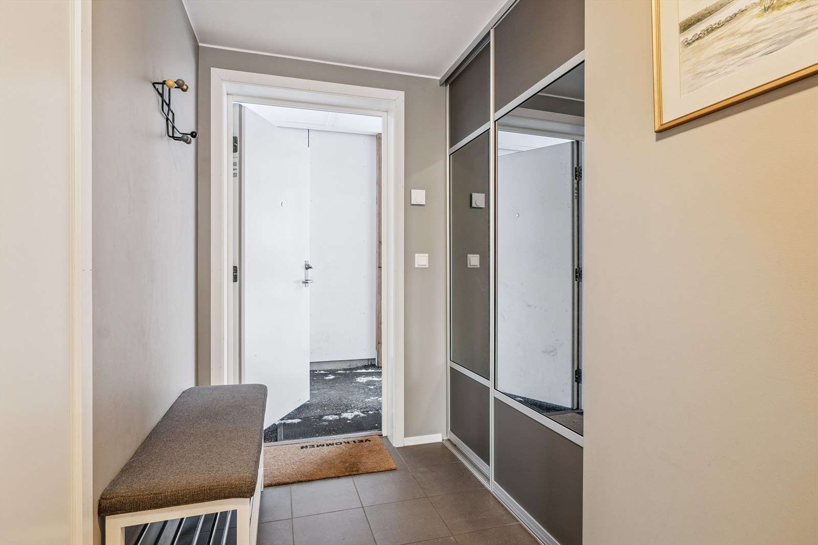 Entré med ettermontert skyvedørsgarderobe (2024). Flislagt vf. Galleribilde