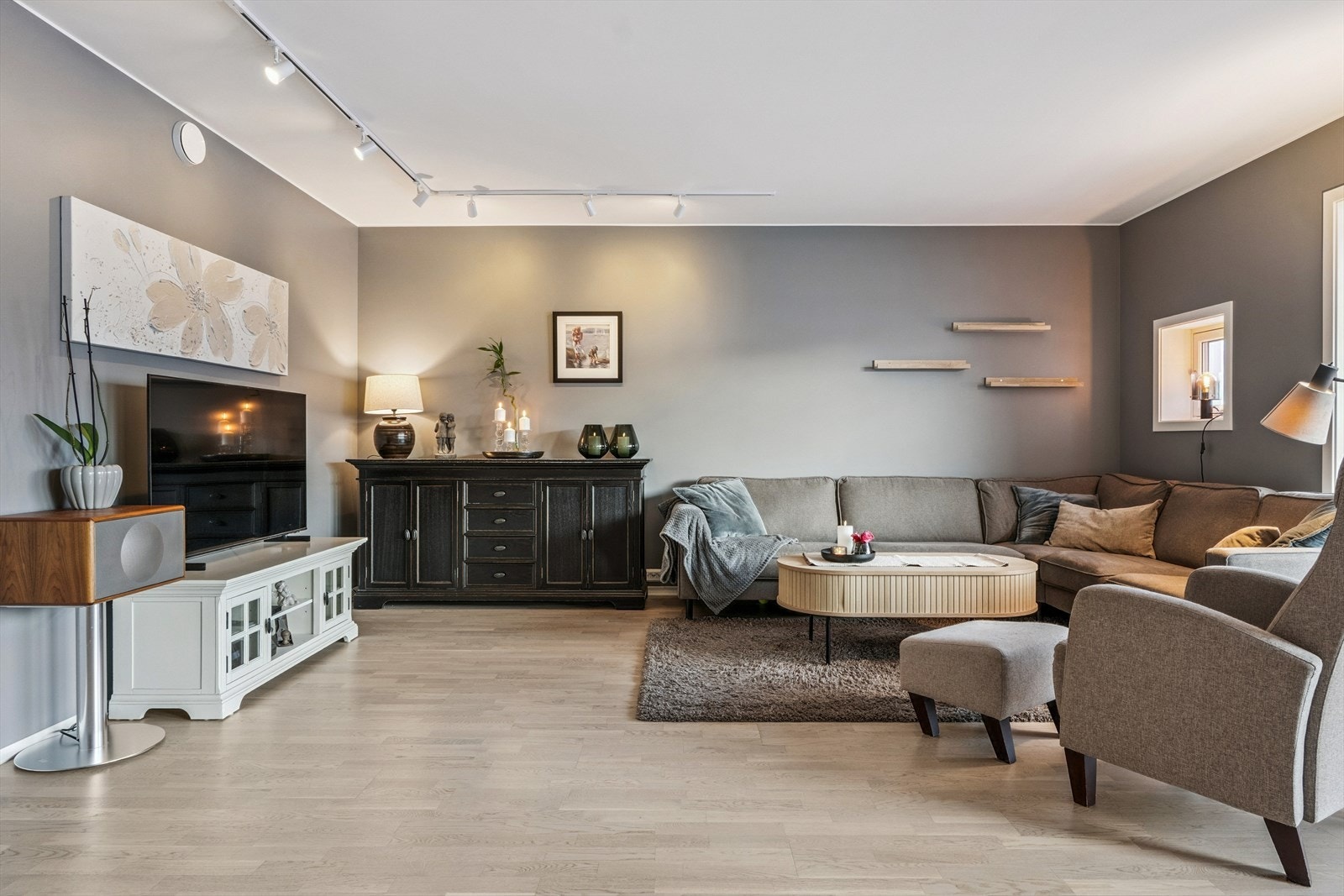 Velkommen inn! Romslig stue/kjøkken/gang på 42 kvm. Galleribilde