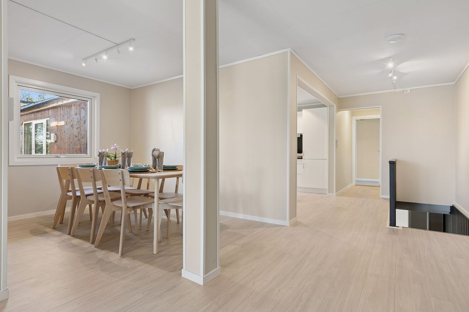 Stor og luftig stue med store vindusflater som gir en lys atmosfære Galleribilde