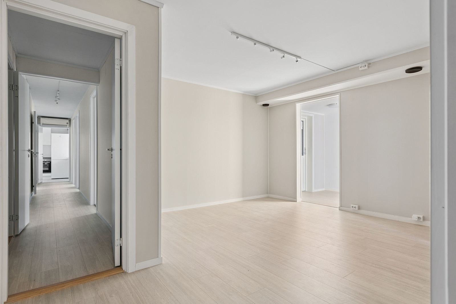 Romslig gang med god plass til oppbevaring Galleribilde