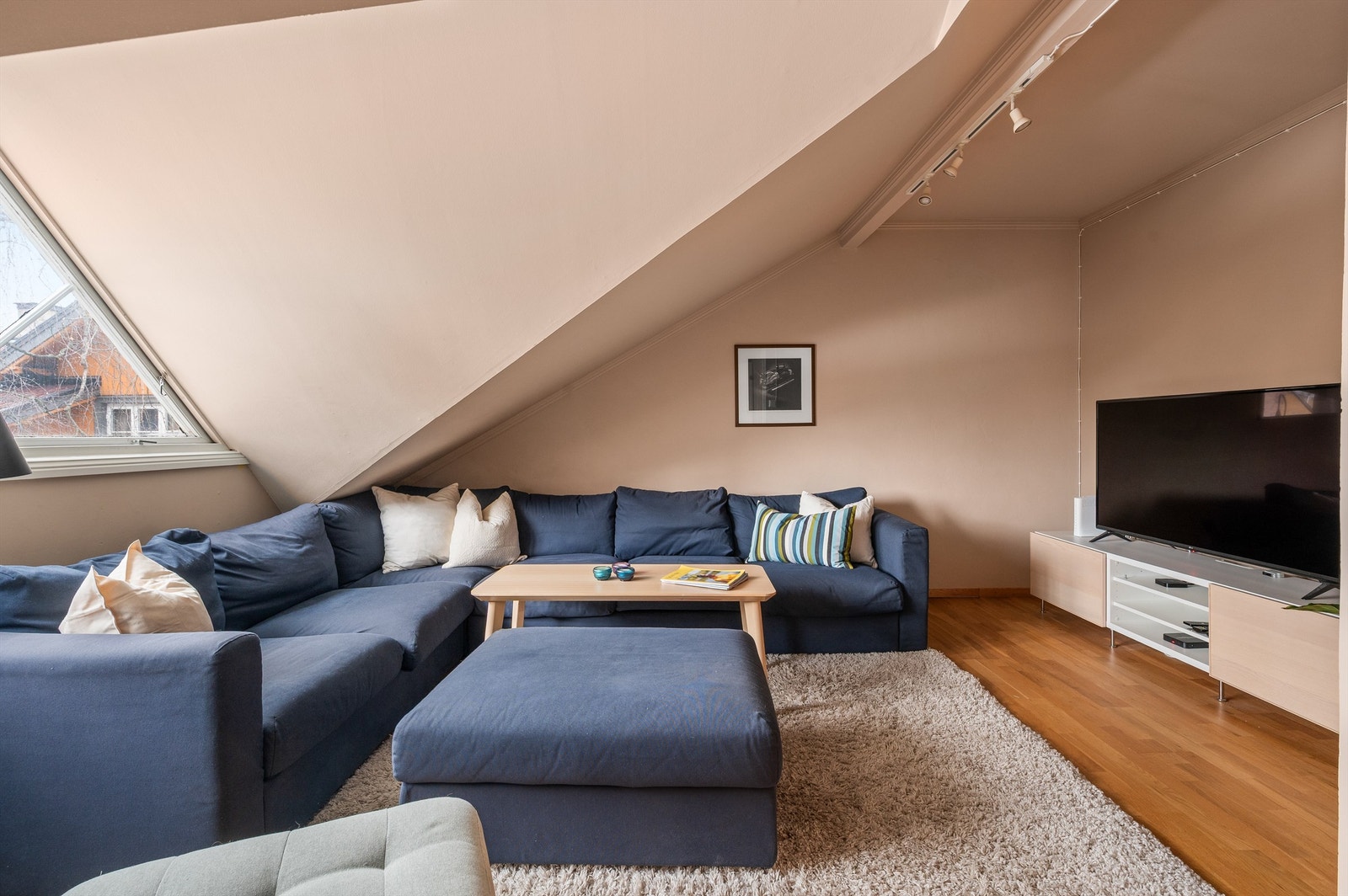 Rommet har god plass til sofamøblement og byr på et hyggelig utsyn mot bakgården. Galleribilde