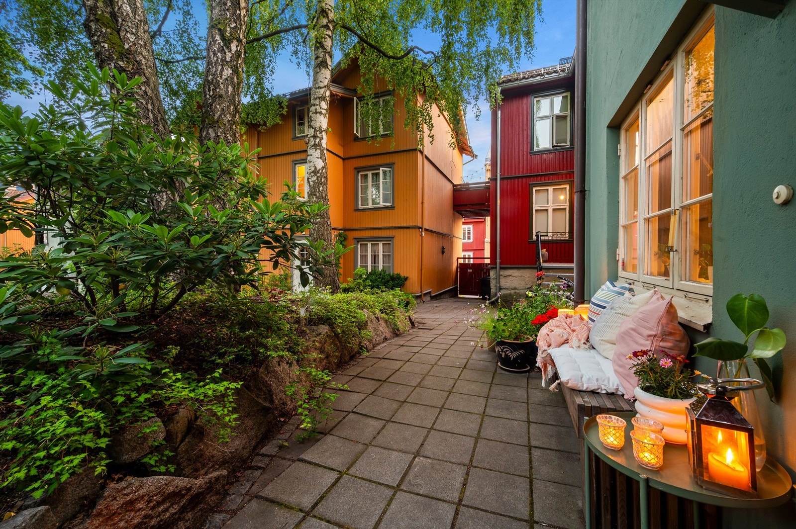 Bakgården er pent opparbeidet og lukket mot gaten. Rett og slett en fredelig oase. Galleribilde