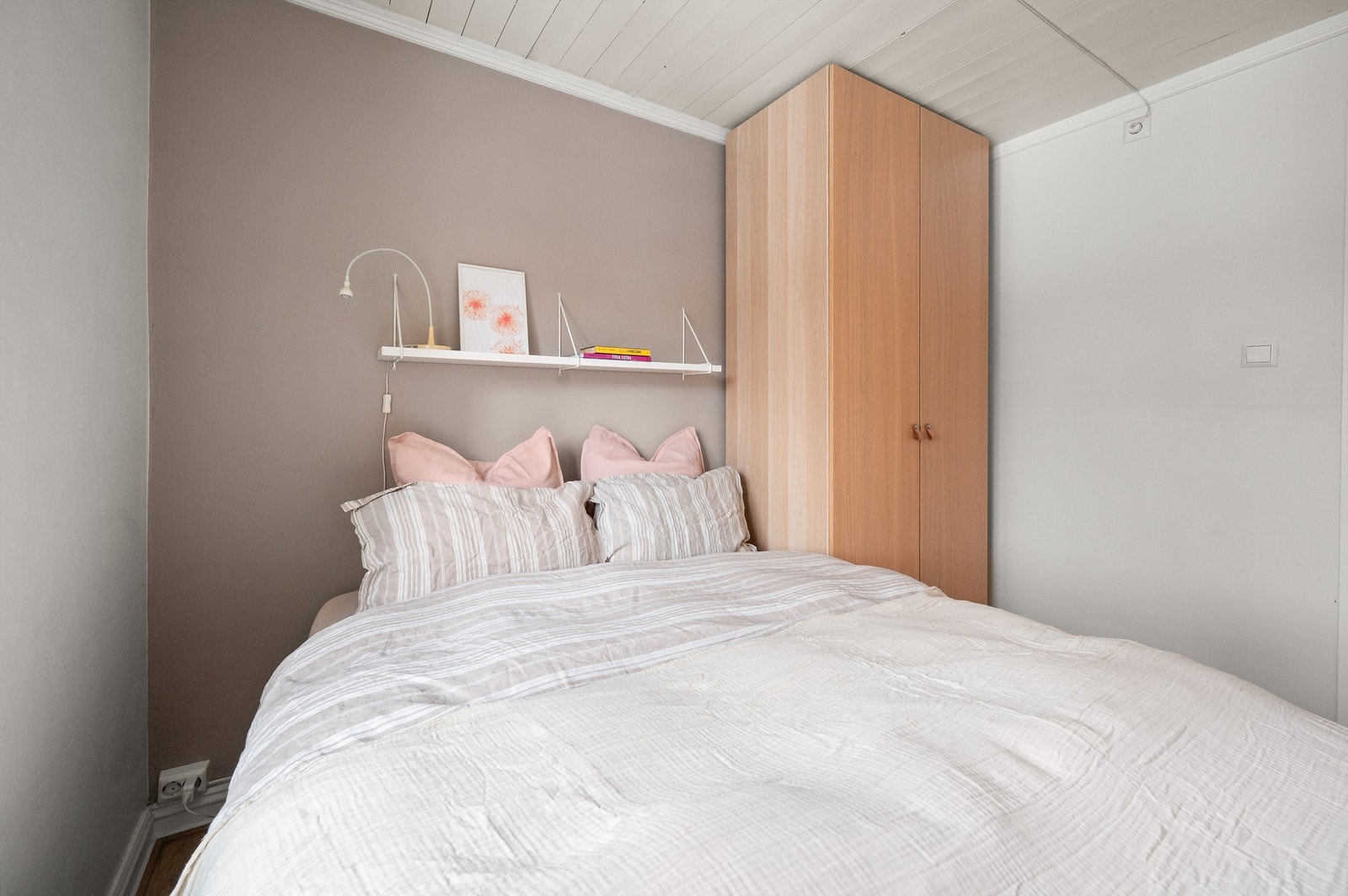 Alle soverommene har god størrelse og eikeparkett på gulv. Galleribilde