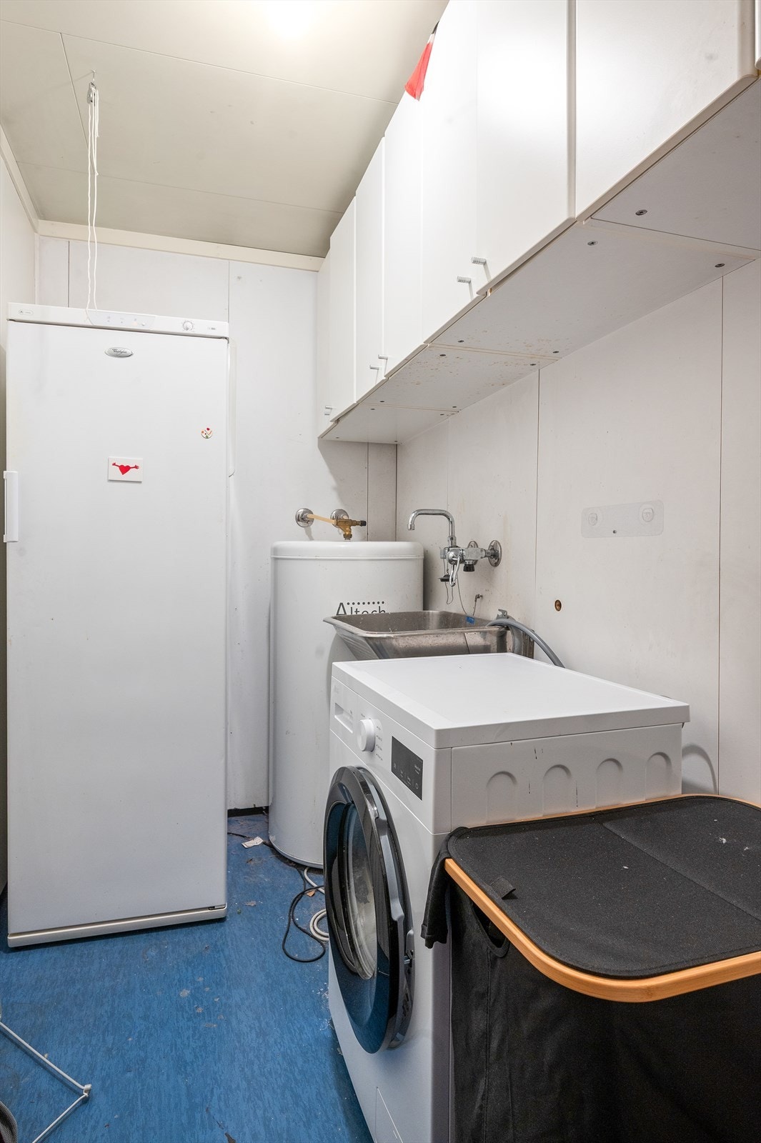 Praktisk vaskerom i første etasje med varmtvannsbereder og opplegg for vaskemaskin samt god plass til ekstra oppbevaring. Galleribilde