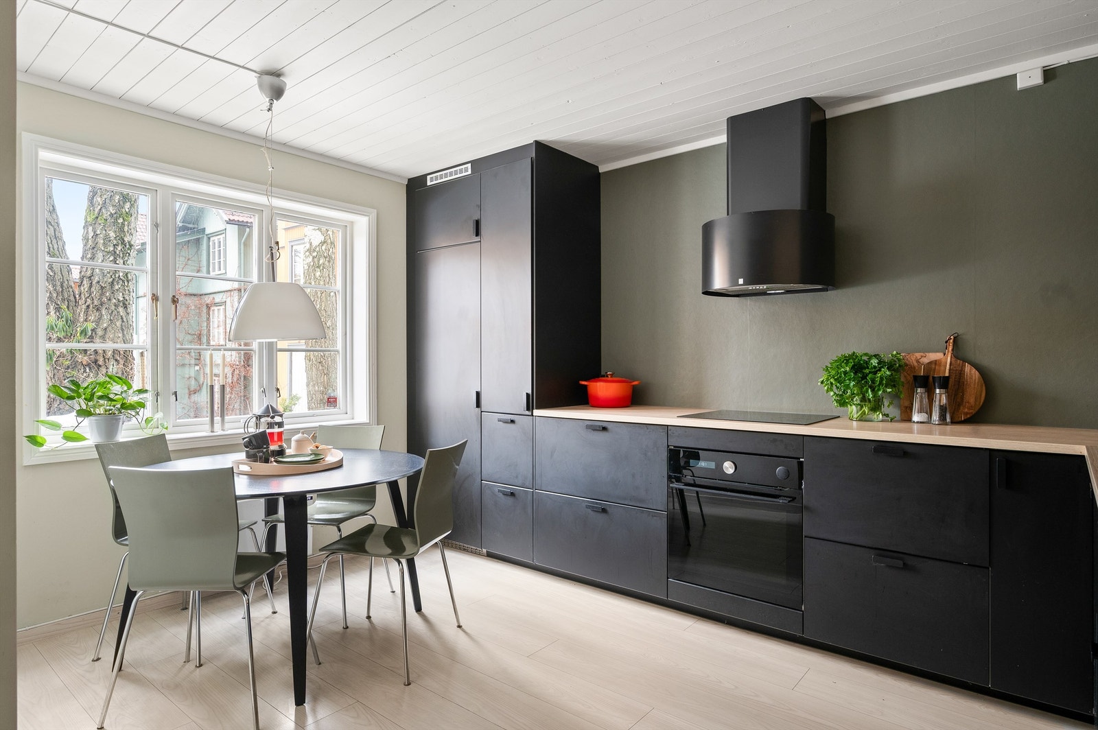 I første etasje finner du kjøkkenet med trivelig utsyn over det indre gårdsrommet. Galleribilde