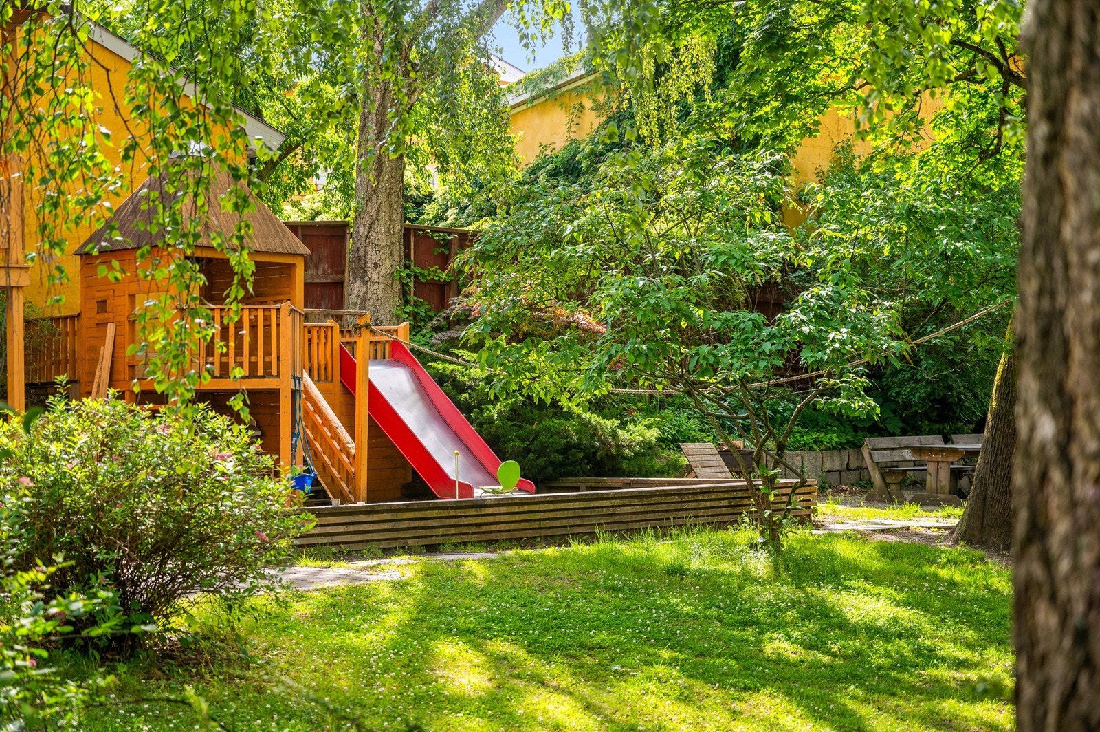 Lekeplassen ligger trygt til på innsiden av tunet, skjermet fra trafikk. Galleribilde