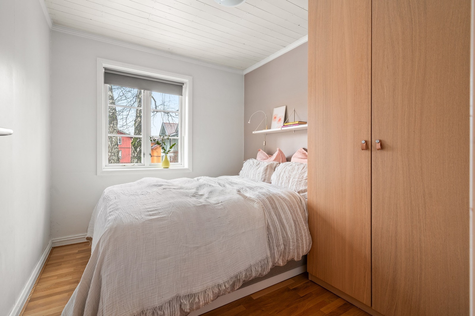 Her har du god plass til dobbeltseng og garderobe. Soverommet vender i tillegg ut mot den grønne og stille bakgården. Galleribilde