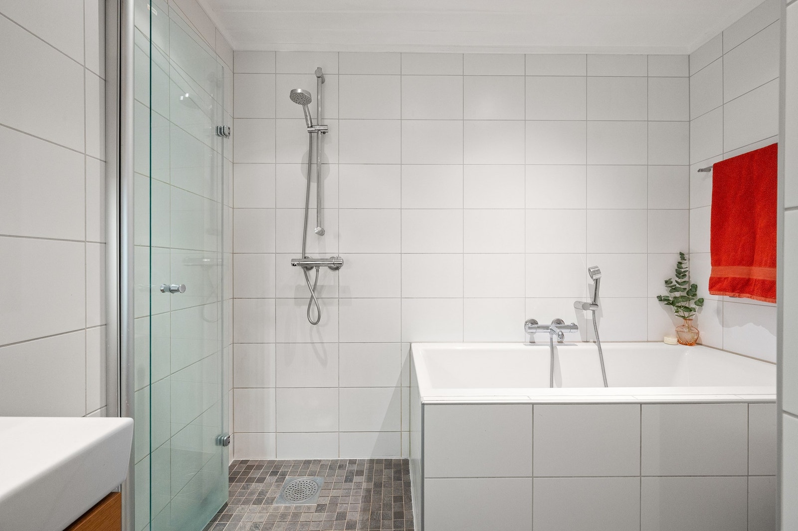 I samme etasje som soverommene ligger boligens bad, renovert i 2008. Mekanisk avtrekk sørger for godt inneklima, og baderomsviften ble skiftet ut i 2023. Galleribilde