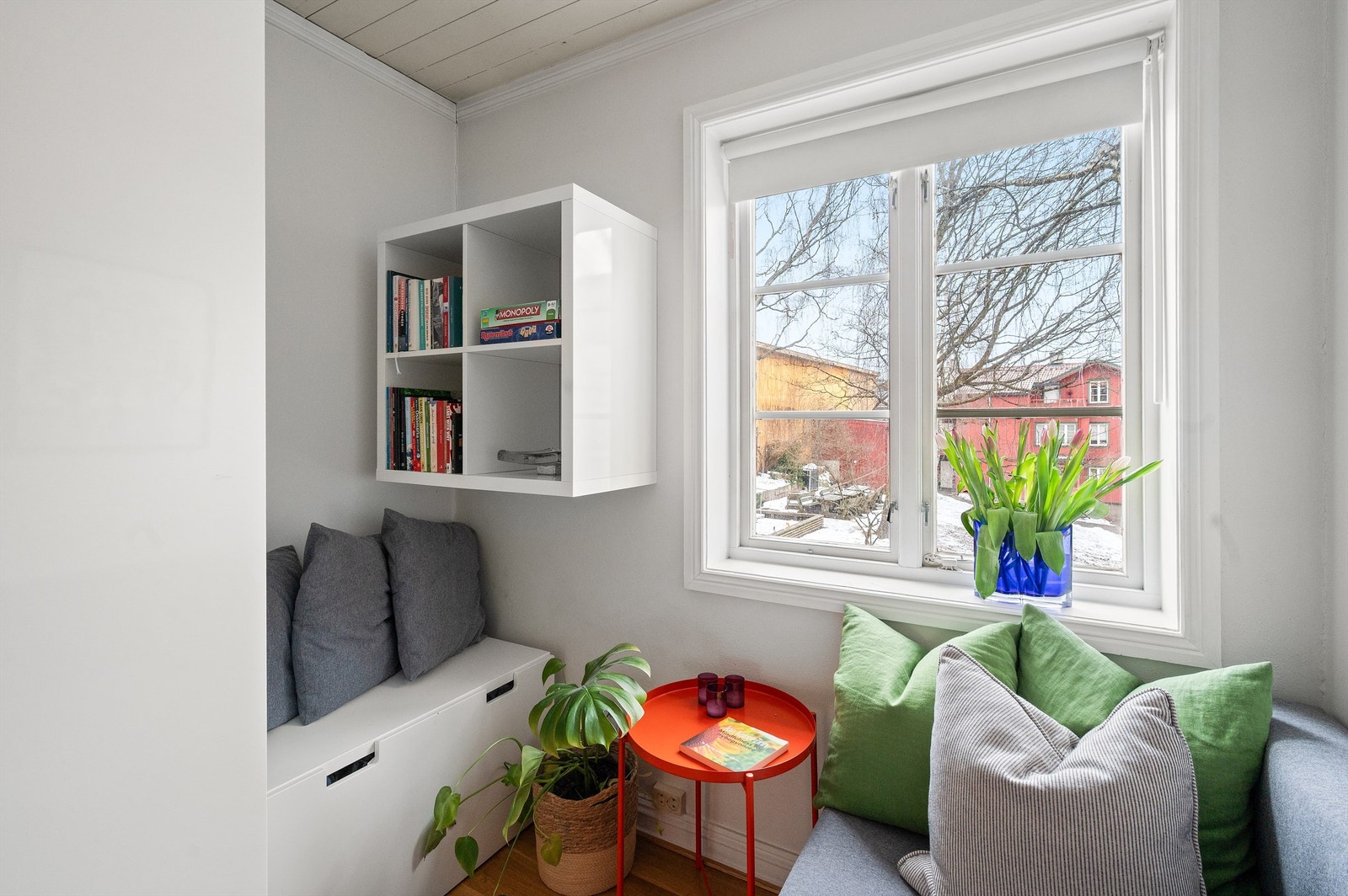 Utenfor skimtes den rolige bakgården, pent opparbeidet og skjermet fra gaten. Galleribilde