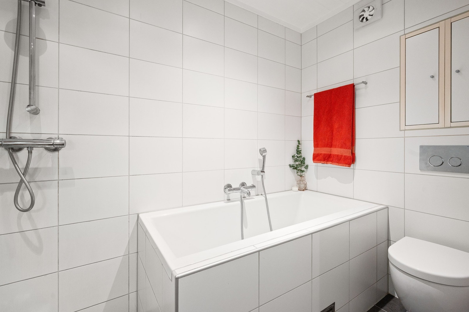 Badet fremstår lyst og delikat, og er praktisk innredet med både dusj og badekar. Galleribilde