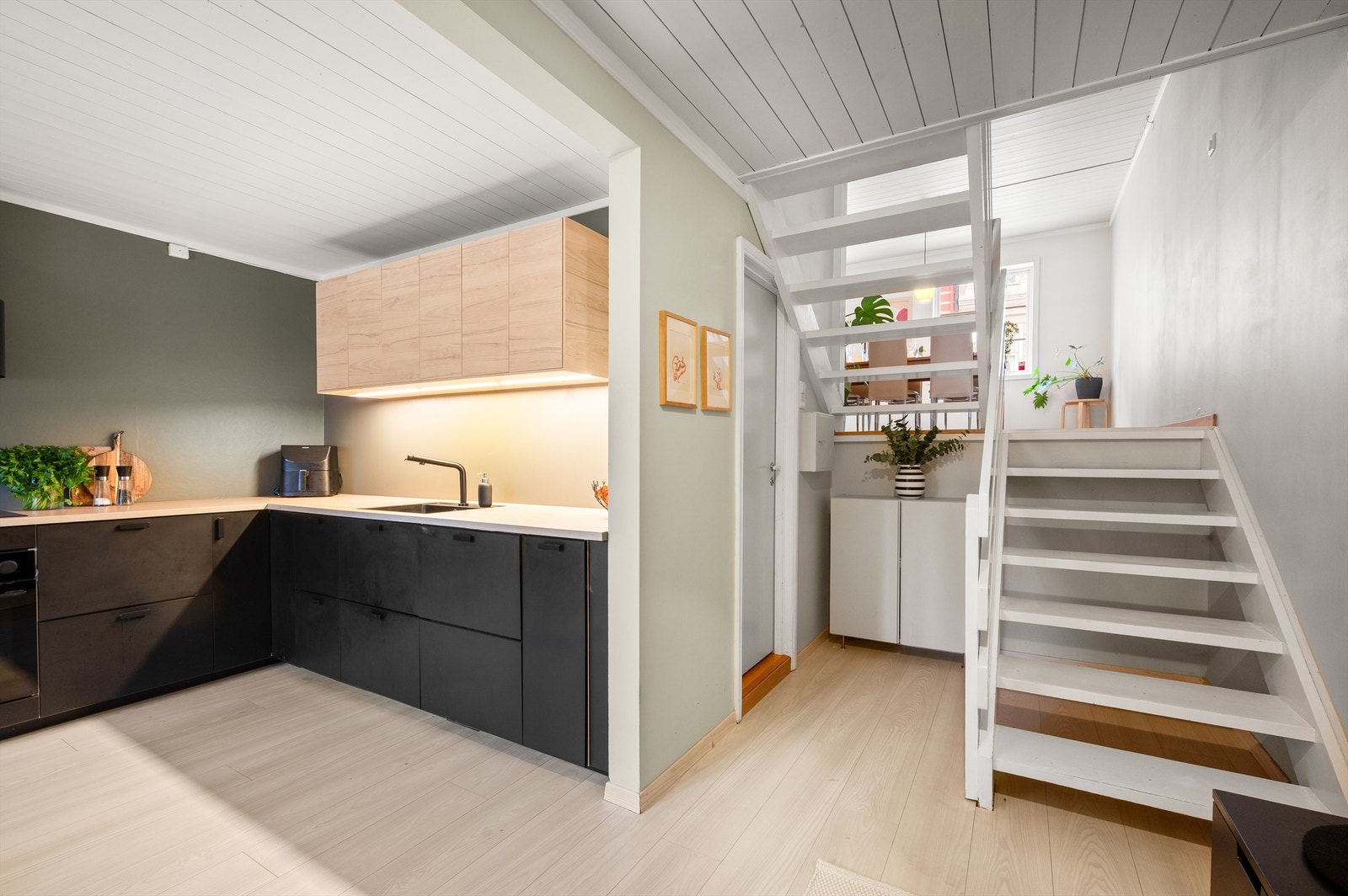 Bak kjøkkenet ligger inngangen til det praktiske vaskerommet. Videre opp trappen ligger spisestuen. Galleribilde