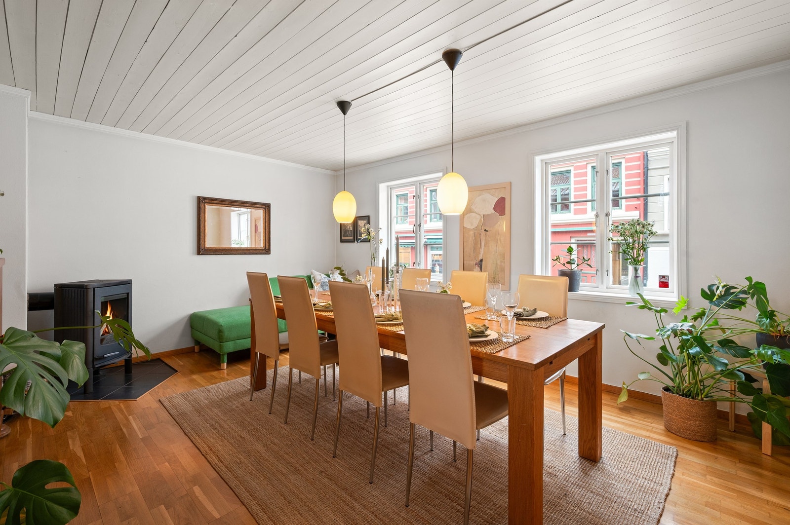 Spisestuen har en trivelig peis og utsyn over den bilfrie gaten. Galleribilde