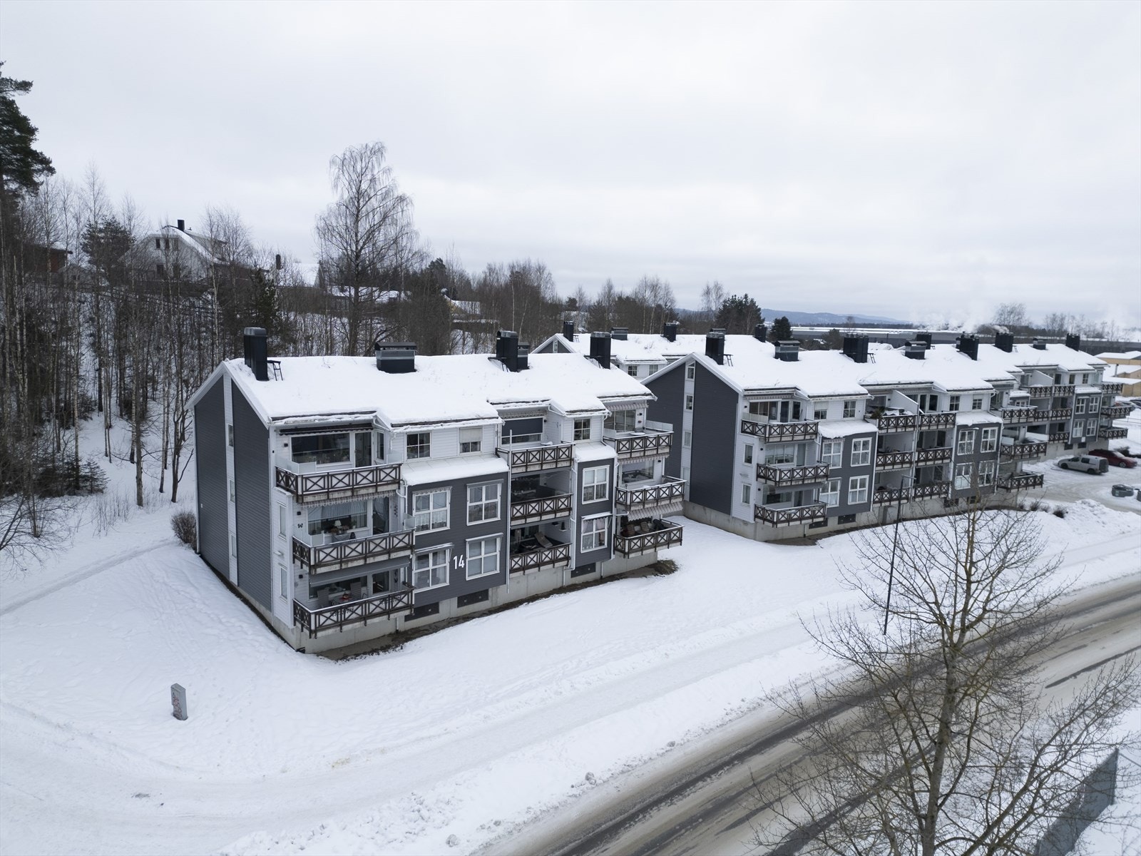 Koselig nabolag og godt med gjesteparkering, se til høyre i bildet. Galleribilde