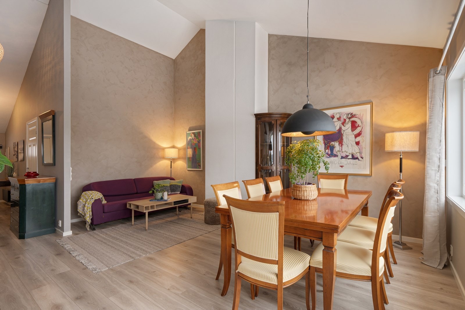 Leiligheten har høy takhøyde, og tilsvarende leiligheter har bygd en mesanin til fks. hjemmekontor etc. Galleribilde