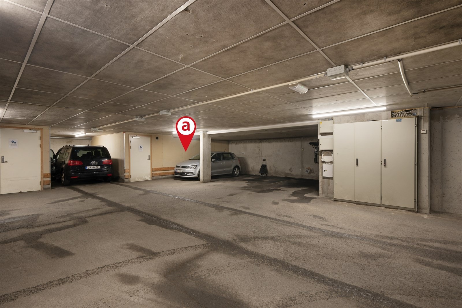Garasjeanlegget har tydelig markerte parkeringsplasser. Den markerte plassen er den som tilhører leiligheten. Galleribilde