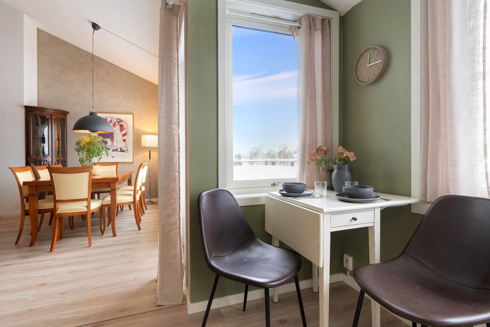 Kjøkkenet har en koselig frokostkrok, hvor man kan nyte morgenkaffen og lese avisen. Galleribilde