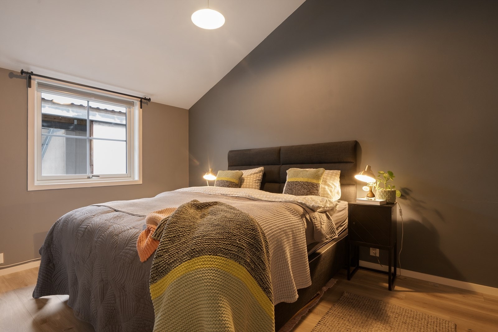 Hovedsoverommet har et godt areal og flere innredningsmuligheter. Galleribilde