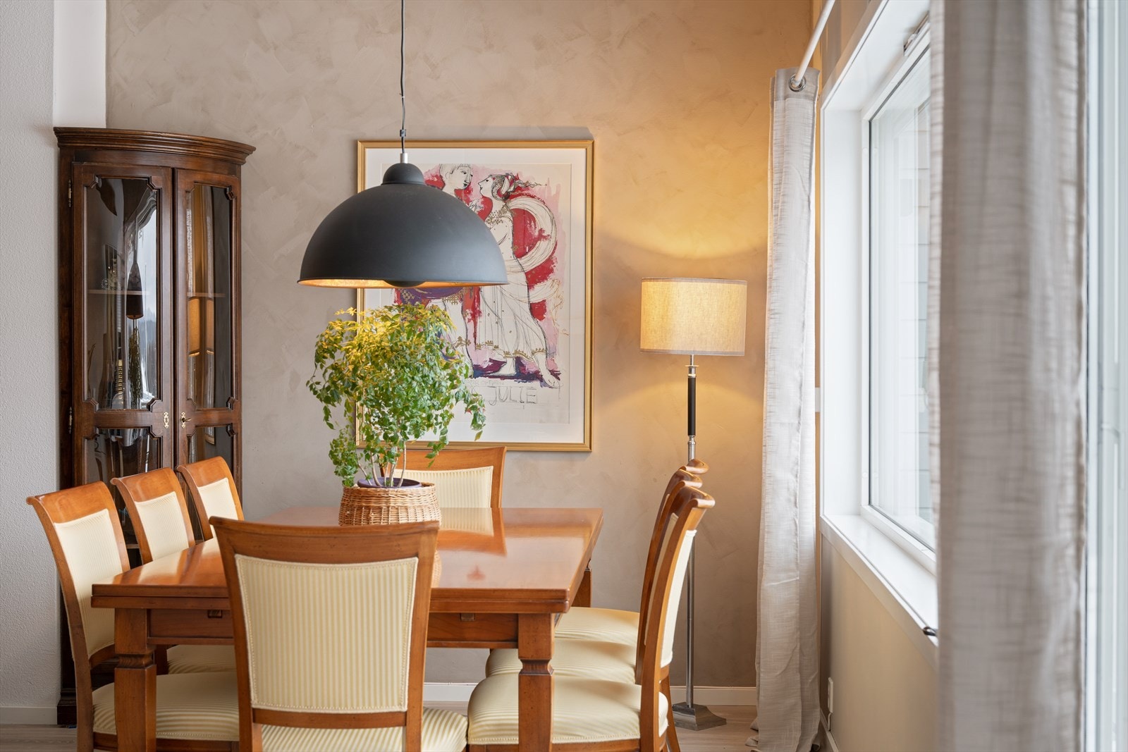 Spisestuen er et godt samlingspunkt for familien, og man kan enkelt utvide dersom man er flere til bords. Galleribilde