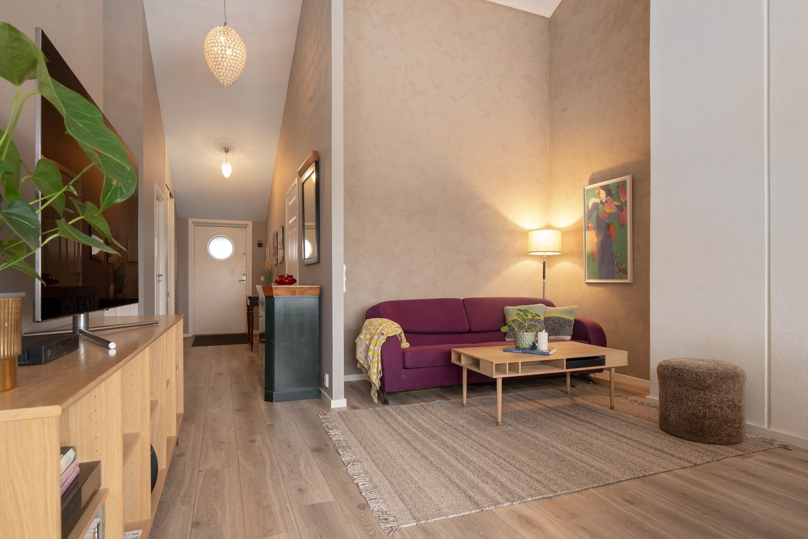 Varme og moderne fargevalg preger leiligheten. Galleribilde